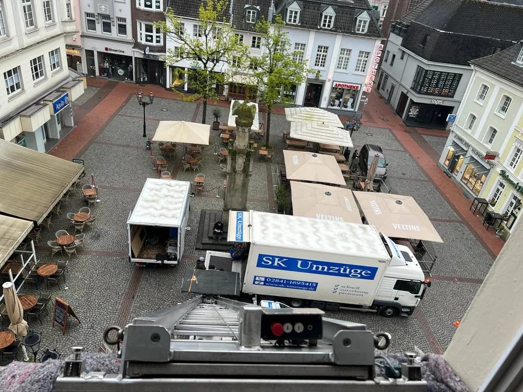 Außenaufzug-Einsatz von SK-Umzüge mit Umzugswagen in einer Innenstadt